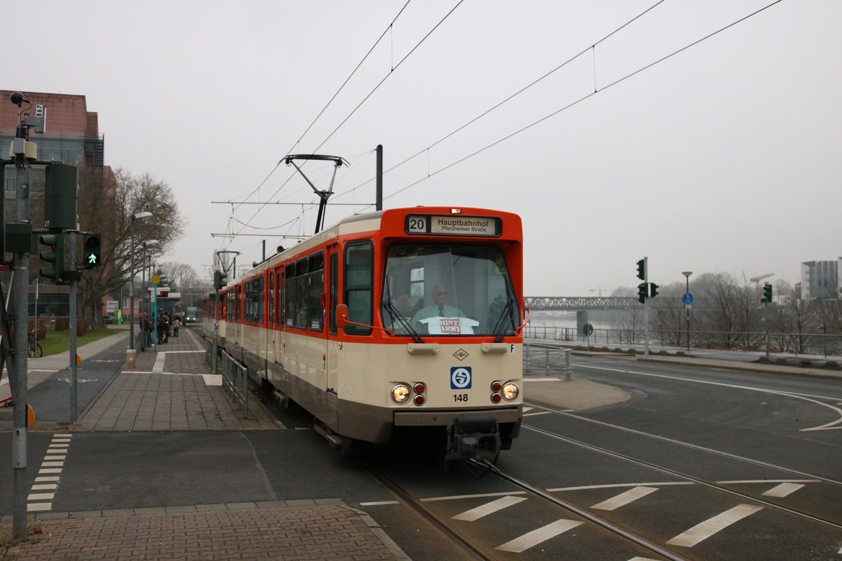 VGF Düwag Pt Wagen 148 und 138 am 25.01.20 als Doppeltraktion auf der Linie 20 in Frankfurt am Main mit dem Bahnbabo