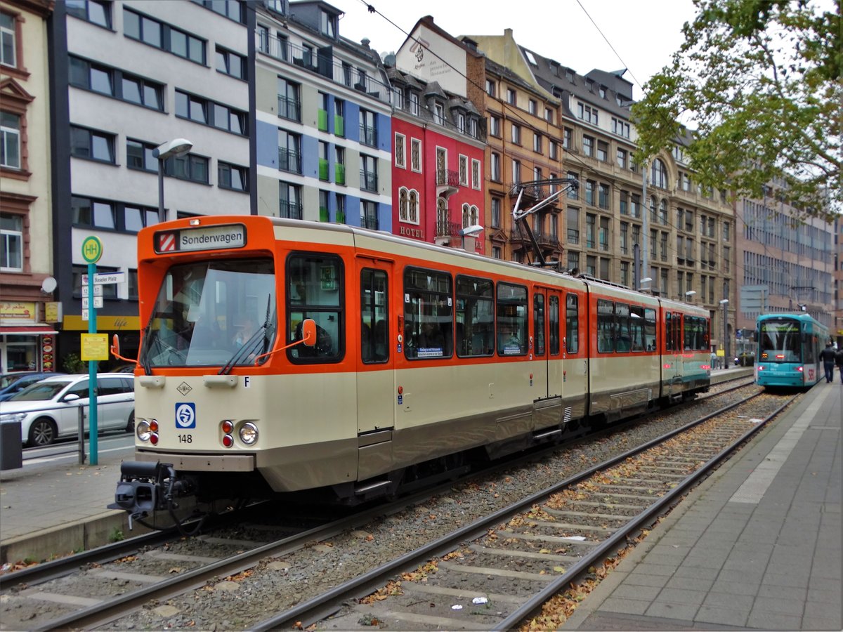 VGF Düwag Pt-Wagen 148 als Sonderwagen am 21.10.17 in Frankfurt am Main Basler Platz