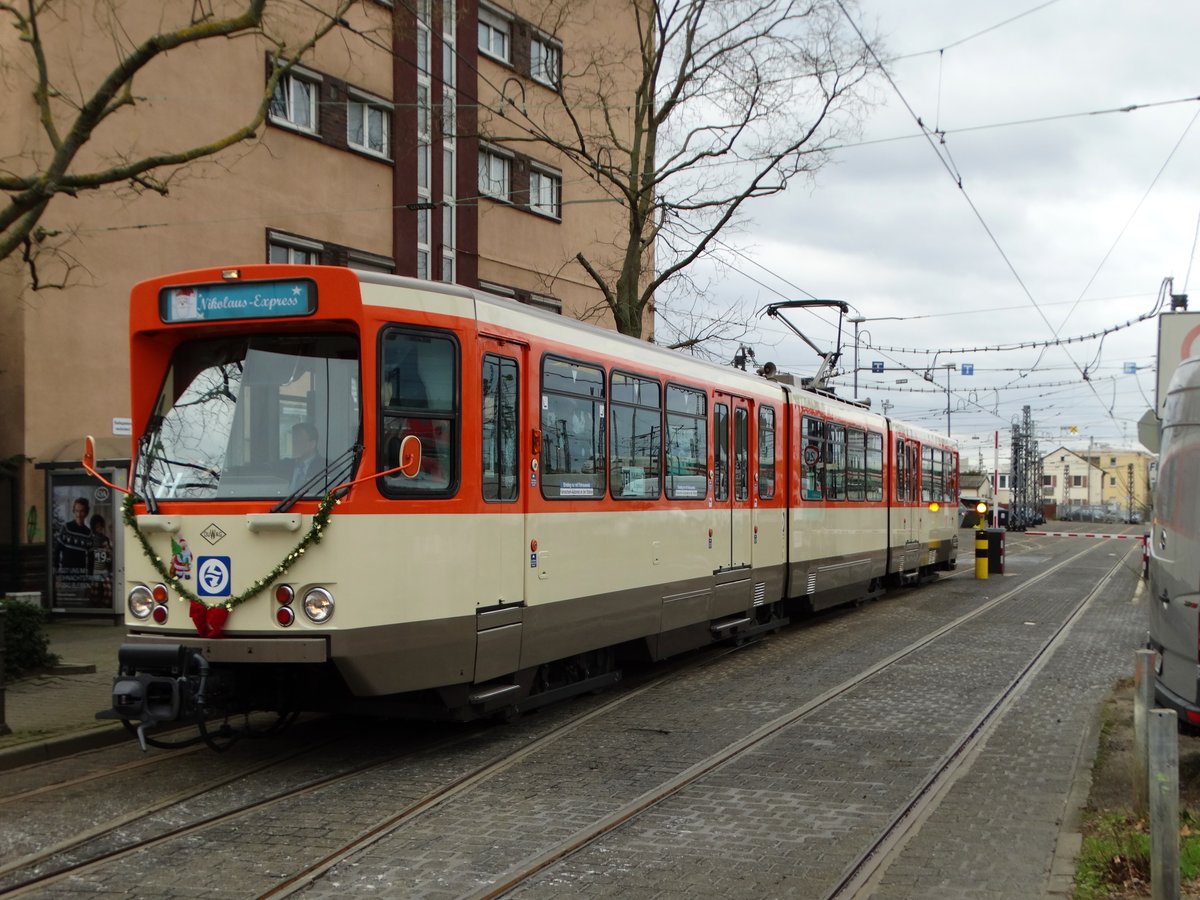 VGF Düwag Pt-Wagen 148 als Nikolaus Express am 09.12.17 in Frankfurt am Main am Betriebshof Gutleut von einen Gehweg aus fotografiert