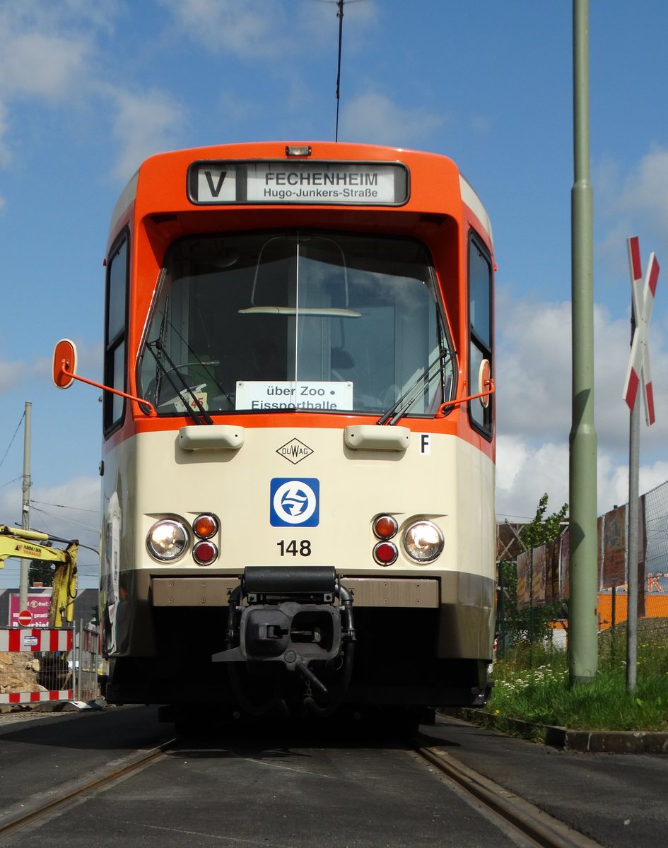 VGF Düwag Pt-Wagen 148 am 20.08.17 in Frankfurt am Main beim Pausieren an der Hugo Junkers Straße als Linie V