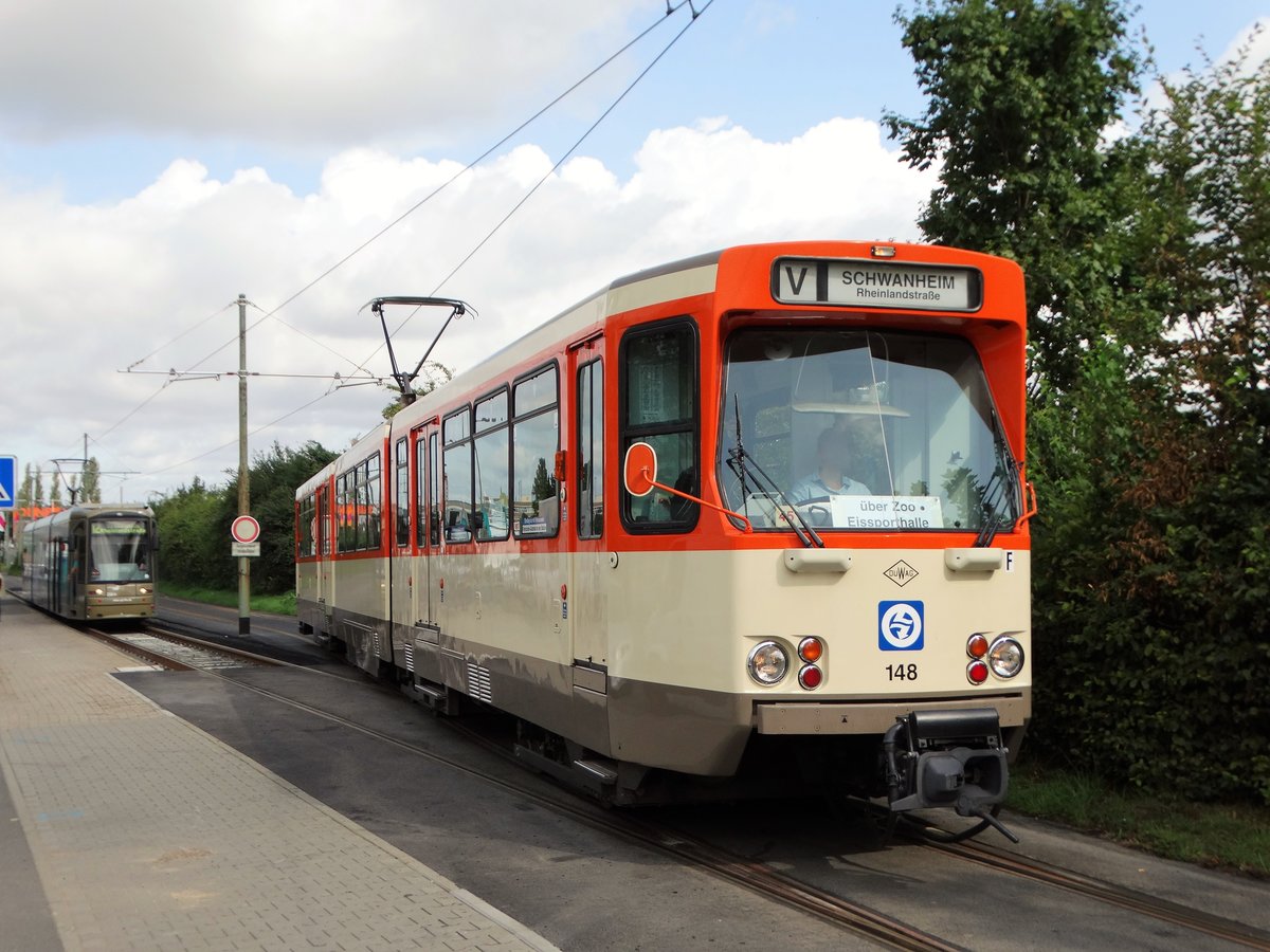 VGF Düwag Pt-Wagen 148 verlässt am 20.08.17 in Frankfurt am Main die Hugo Junkers Straße auf der Linie V
