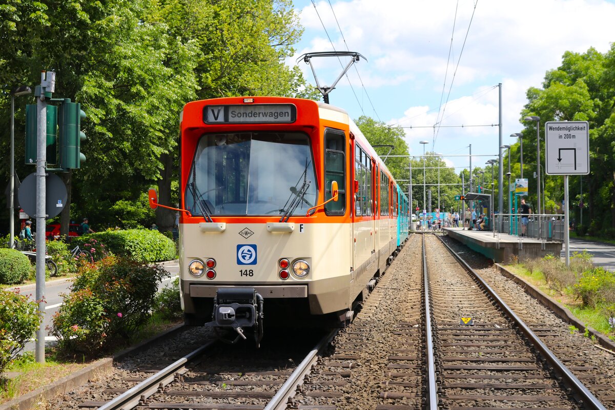 VGF Düwag Pt-Wagen 148+736 am 09.06.24 in Frankfurt am Main Eckenheim von einen Gehweg aus fotografiert