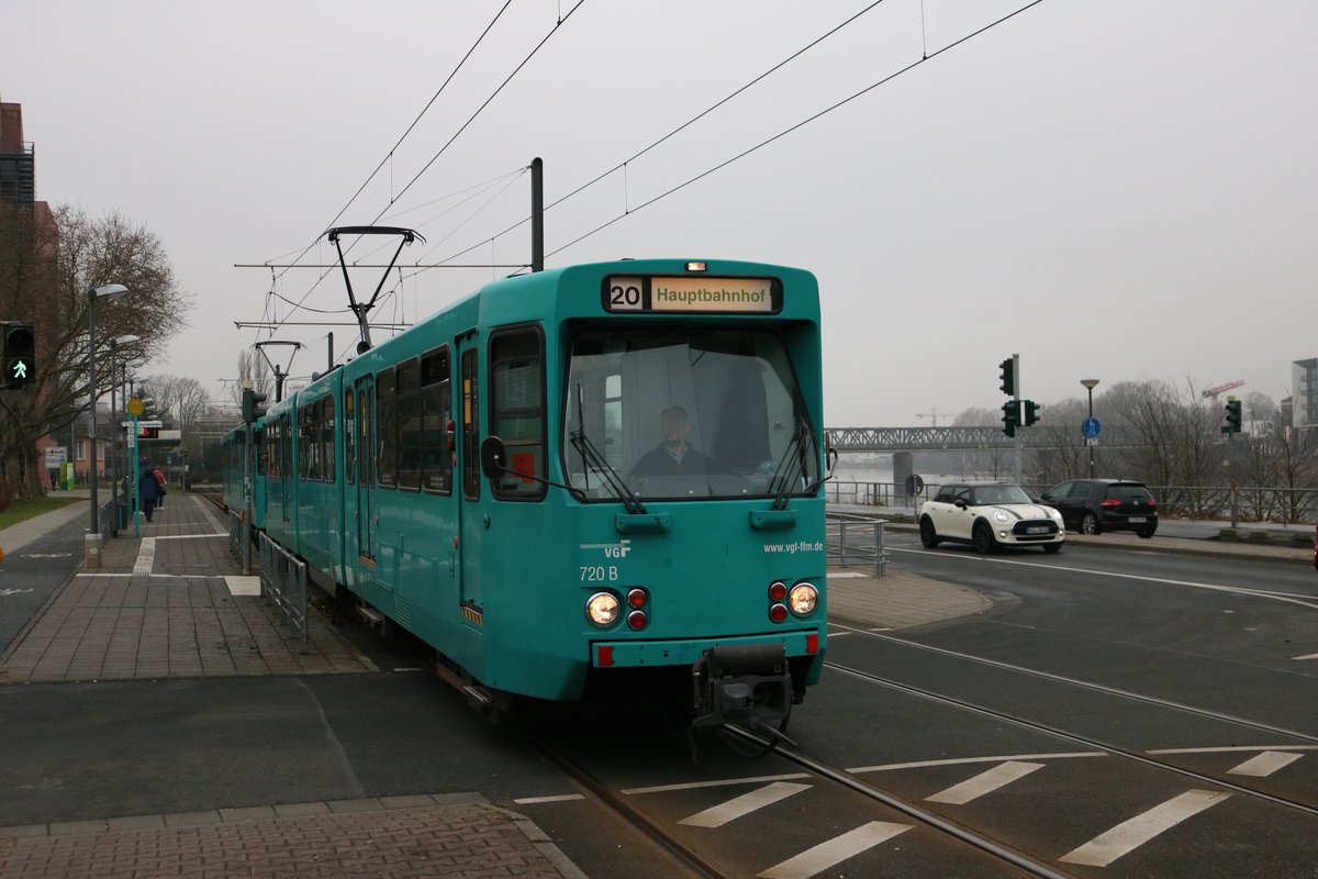 VGF Düwag Pt Wagen 720 und 7xx am 25.01.20 als Doppeltraktion auf der Linie 20 in Frankfurt am Main 