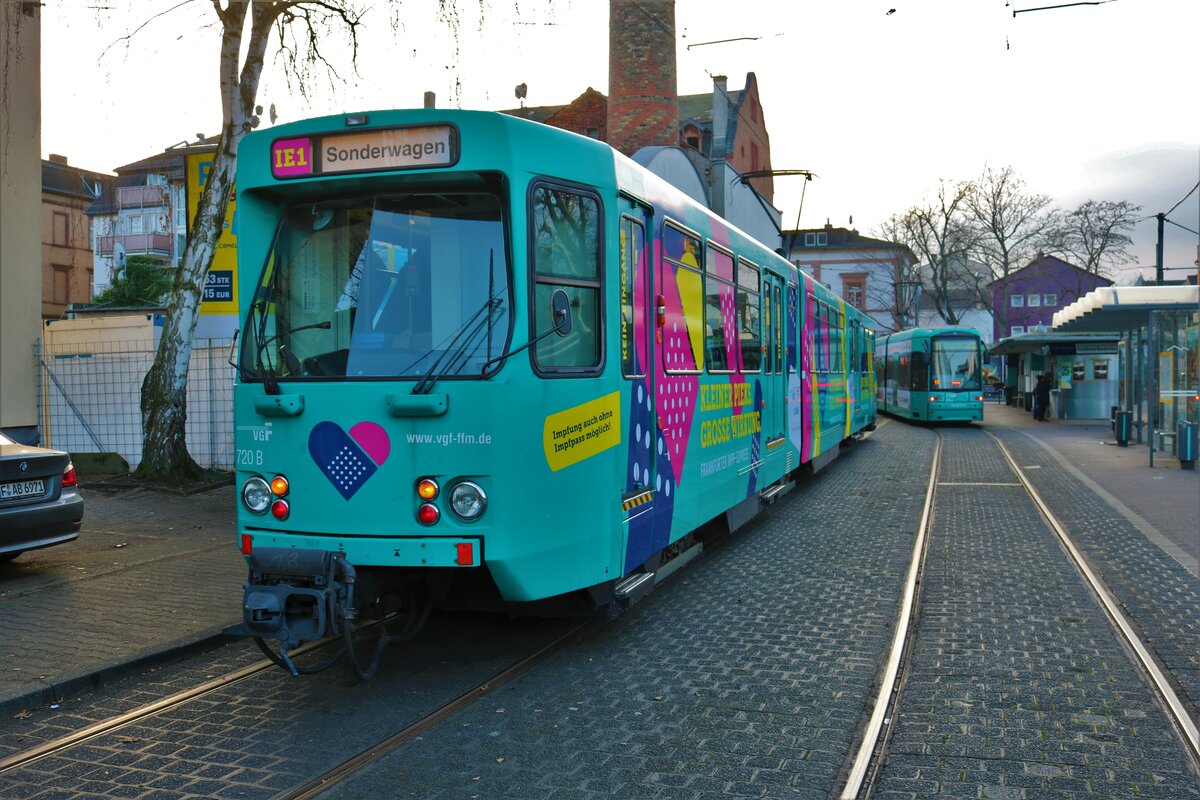 VGF Düwag Pt Wagen 720 als IE1 Impfexpress am 19.12.21 in Frankfurt am Main Höchst