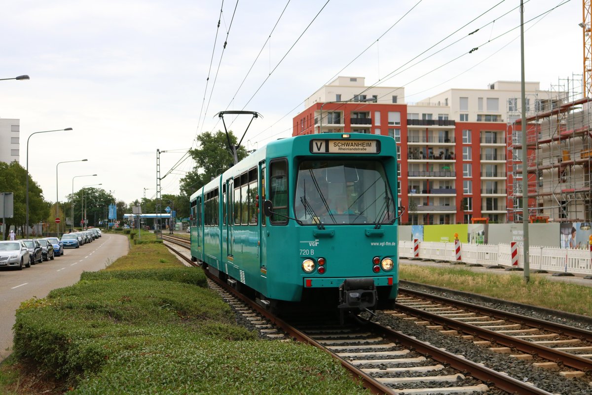 VGF Düwag Pt-Wagen 720 am 11.08.19 in Frankfurt Niederrad als Pendelverkehr zum Sommerfest des Straßenbahn Museums