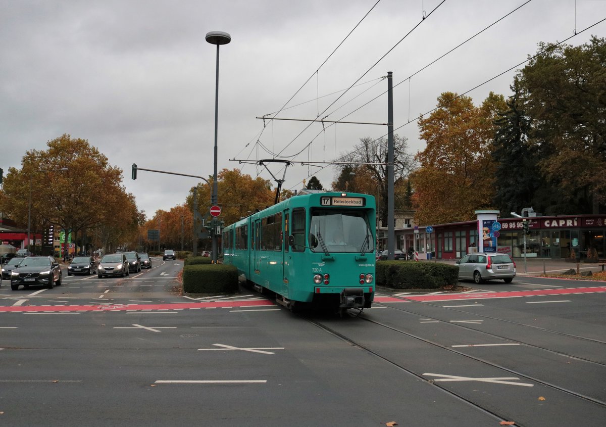 VGF Düwag Pt-Wagen 720 am 30.10.20 als Einschieber der Linie 17 in Frankfurt am Main