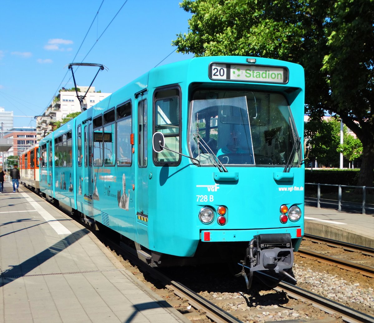 VGF Düwag Pt Wagen 728 und 148 auf der Linie 20 in Frankfurt am Main Uni Klinikum am 24.06.17