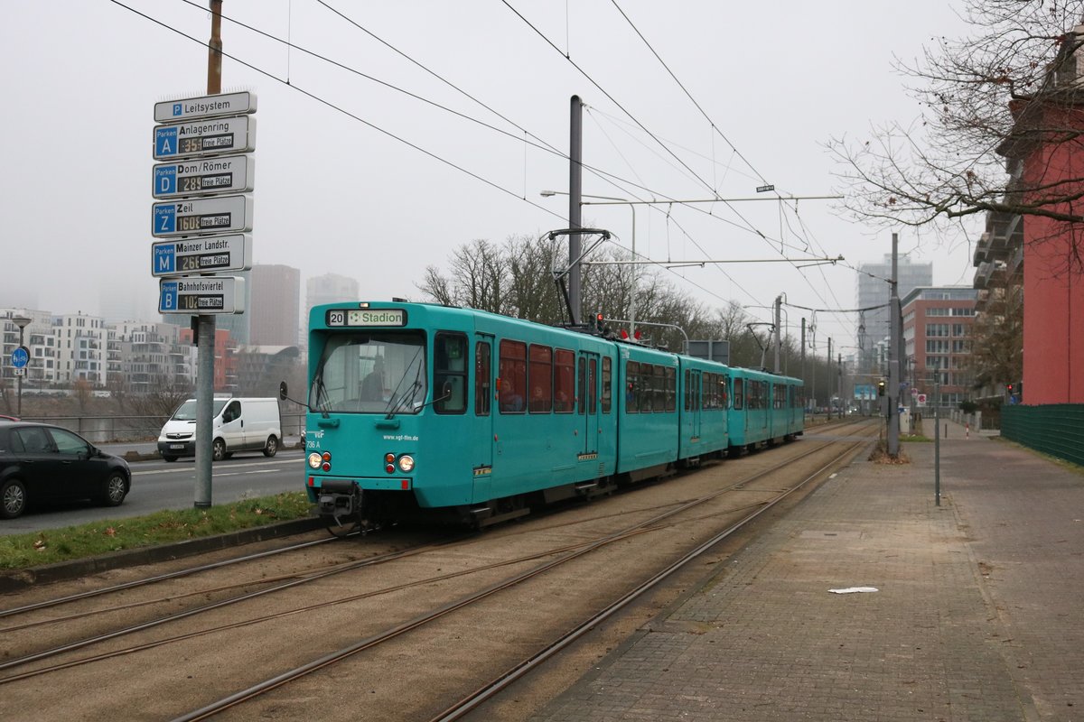 VGF Düwag Pt Wagen 736 und 7xx am 25.01.20 als Doppeltraktion auf der Linie 20 in Frankfurt am Main 