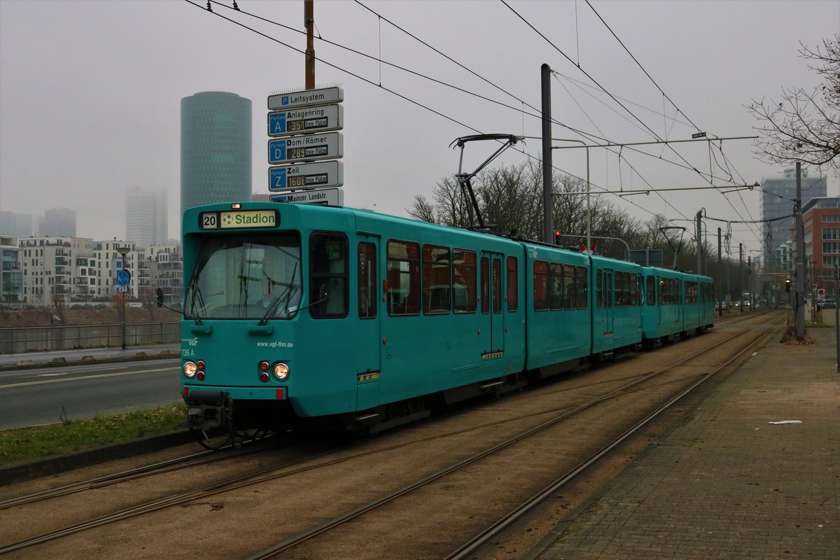 VGF Düwag Pt Wagen 736 und 7xx am 25.01.20 als Doppeltraktion auf der Linie 20 in Frankfurt am Main 
