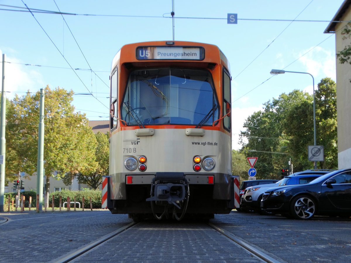 VGF Düwag Ptb Wagen 710 am 05.10.16 in Frankfurt Eckenheim. Er stand schon auf den Abstellgleis und jetzt Fährt er wieder. Totgesagte leben länger.