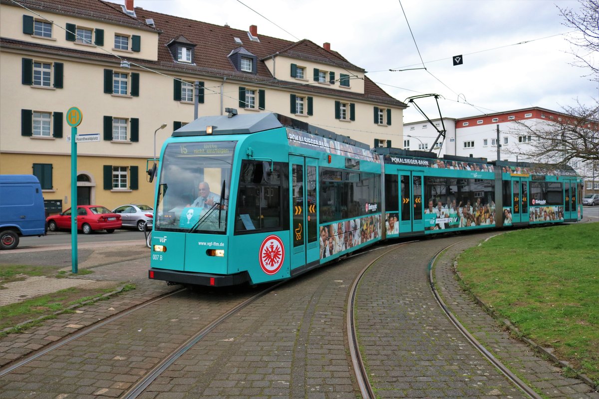 VGF Düwag R-Wagen 007 Pokalsiegerbahn mit dem Bahbabo Frankfurts wohl bekanntester Straßenbahnfahrer am 16.03.19 in Frankfurt Hardtwaldplatz