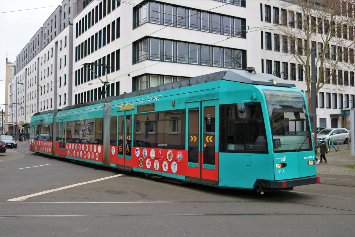 VGF Düwag R-Wagen 011 mit Karneval Werbung am 09.03.19 in Frankfurt am Main Südbahnhof 