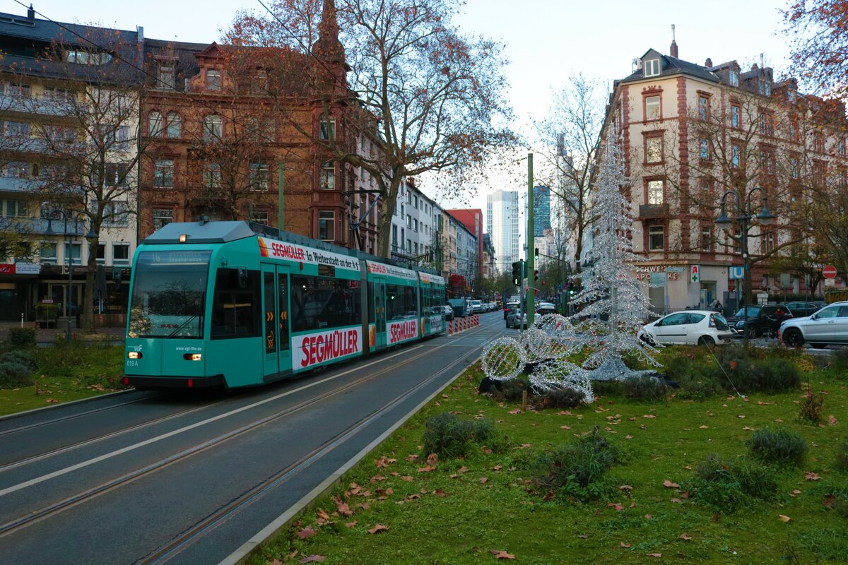VGF Düwag R-Wagen 019 am 10.12.22 in Frankfurt am Main