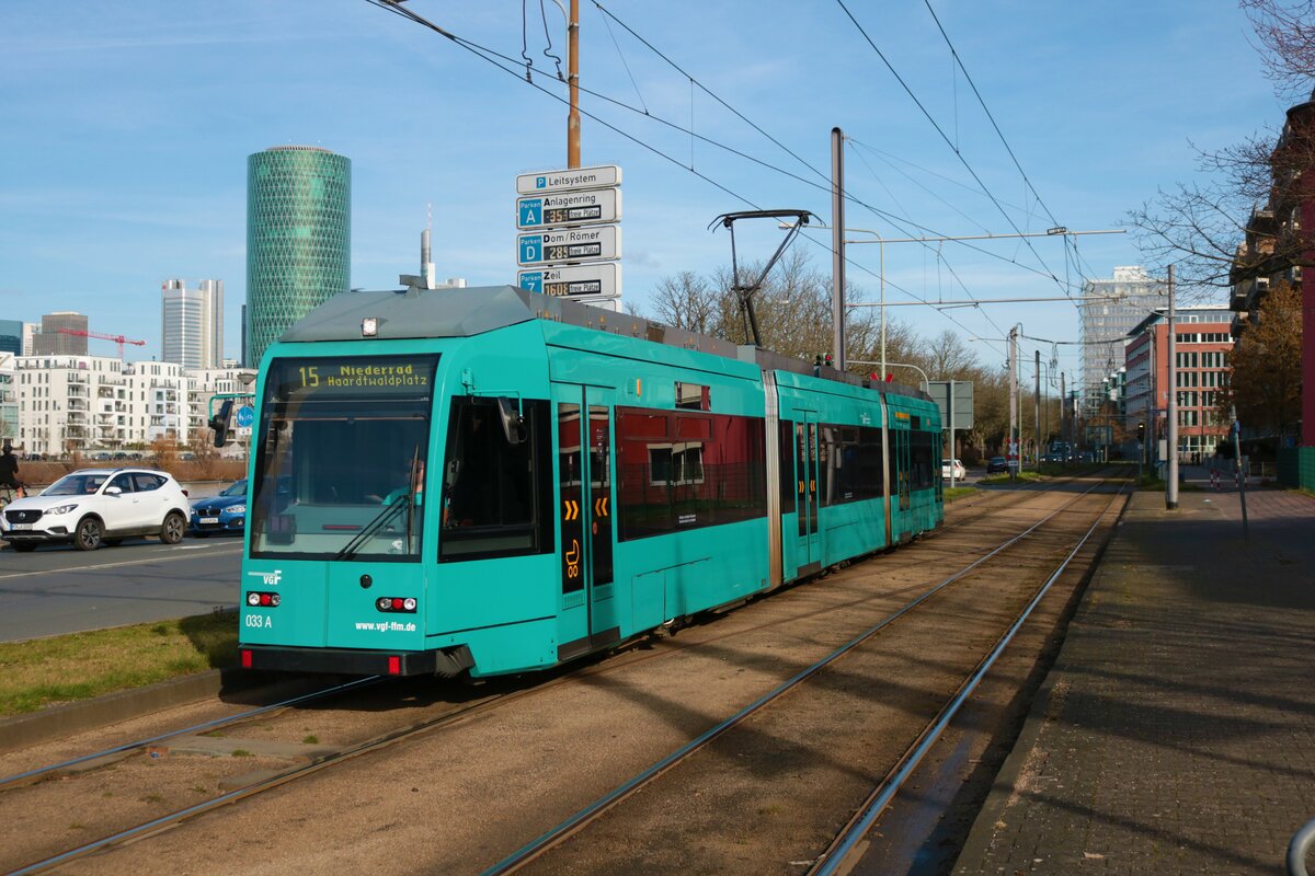 VGF Düwag R-Wagen 033 am 12.02.22 in Frankfurt
