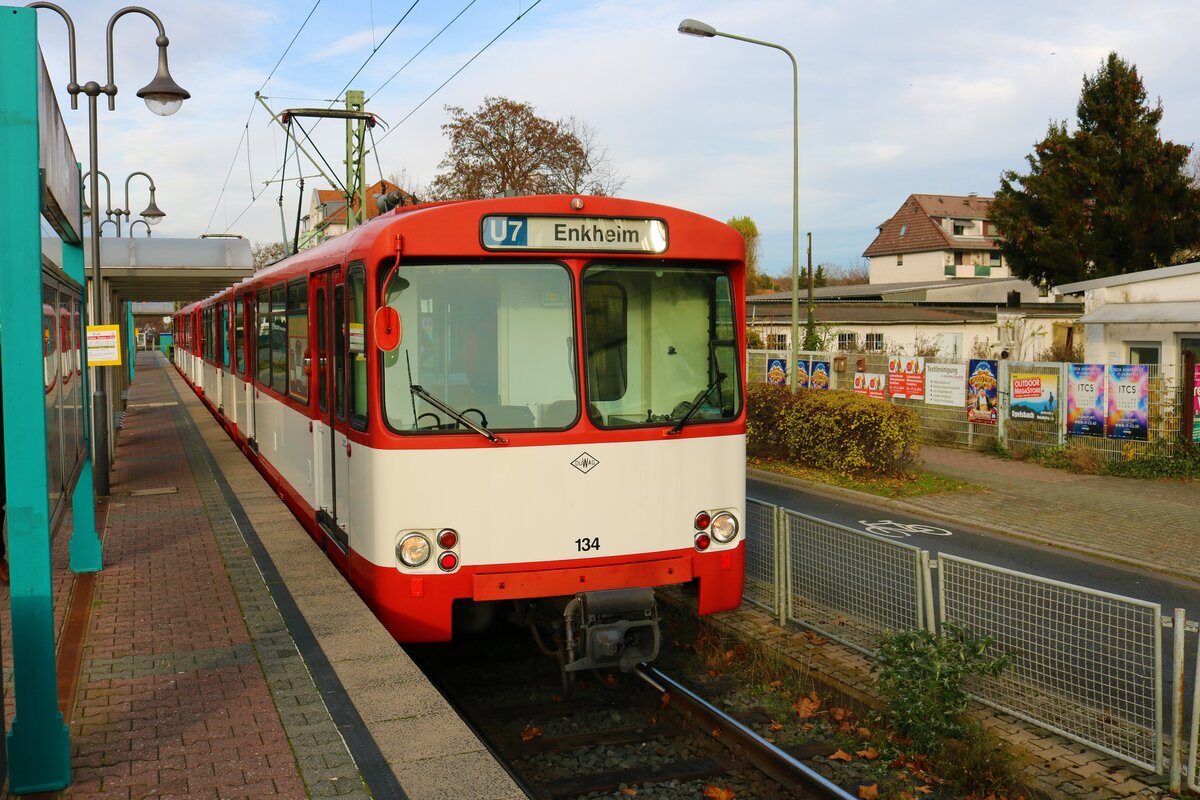 VGF Düwag U2 Wagen 134 in Frankfurt Hausen am 27.11.22 bei Bewegungsfahrten