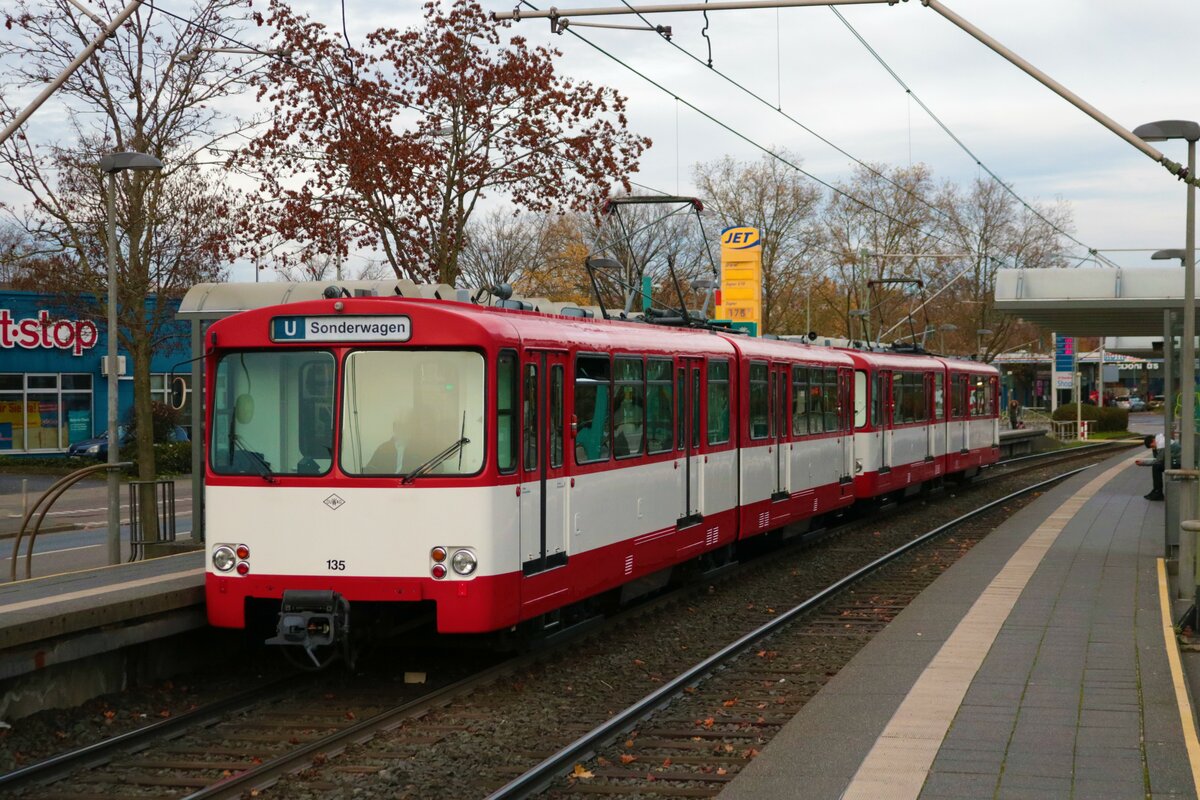 VGF Düwag U2 Wagen 135 in Frankfurt Enkheim am 27.11.22 bei Bewegungsfahrten