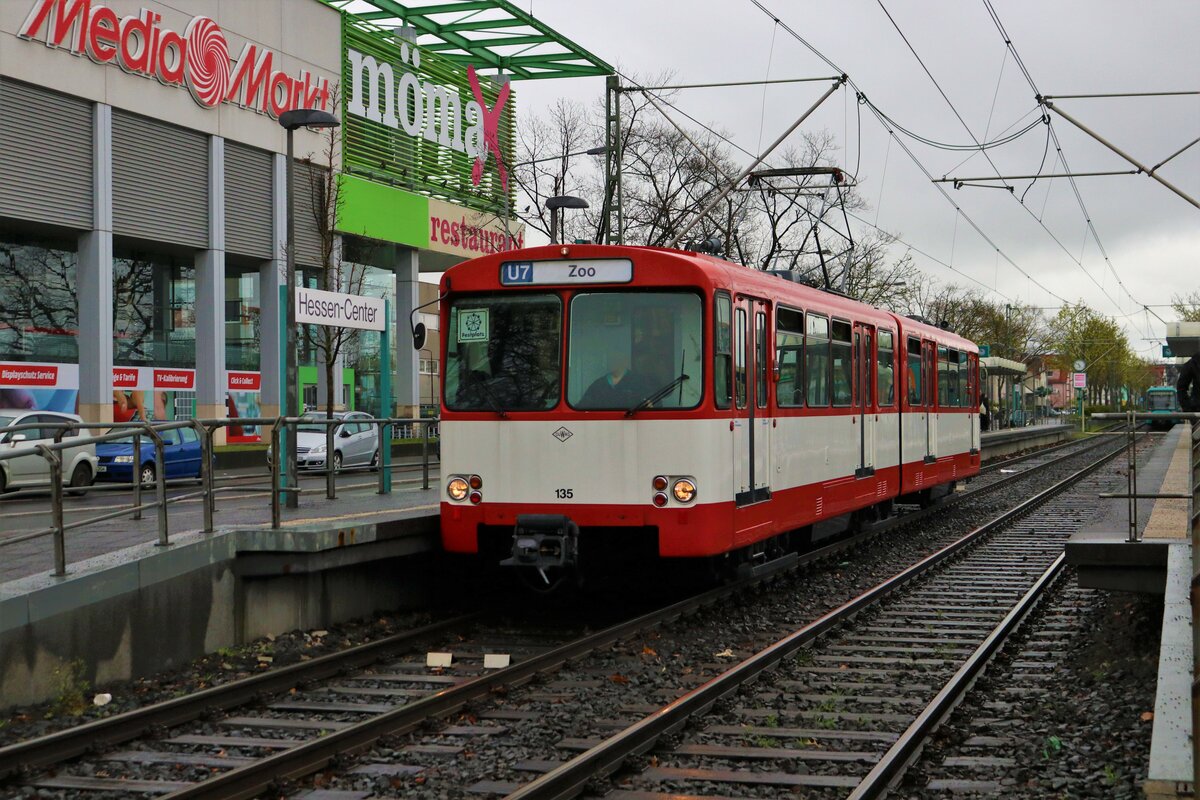 VGF Düwag U2 Wagen 135 am 01.04.23 auf der Linie U7 in Frankfurt am Main