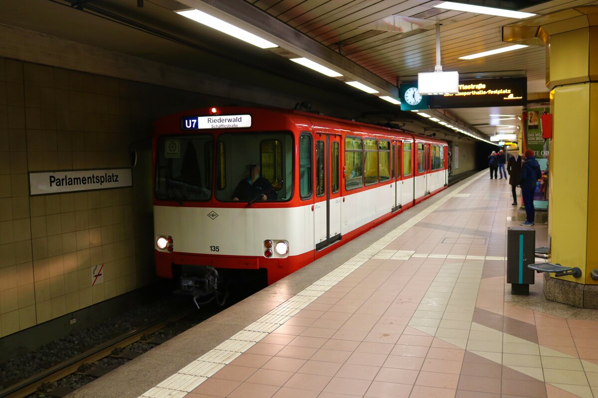 VGF Düwag U2 Wagen 135 am 01.04.23 auf der Linie U7 in Frankfurt am Main