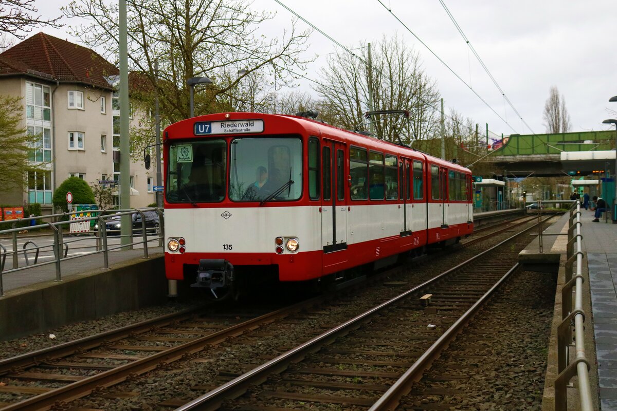 VGF Düwag U2 Wagen 135 am 01.04.23 auf der Linie U7 in Frankfurt am Main