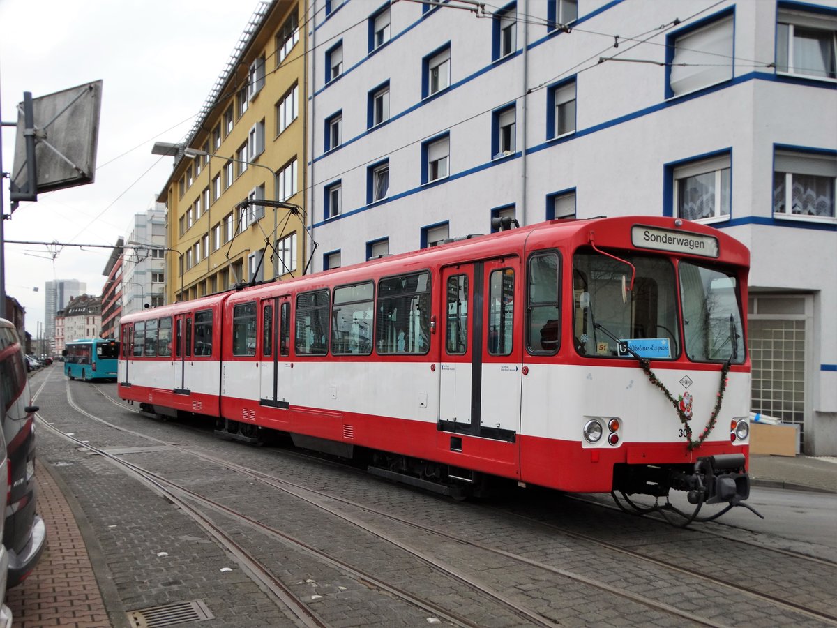 VGF Düwag U2 Wagen 304 verlässt am 09.12.17 in Frankfurt den VGF Betriebshof Gutleut als Nikolaus Express von einen Gehweg aus fotografiert. Auf den Straßenbahngleisen was schon besonders ist