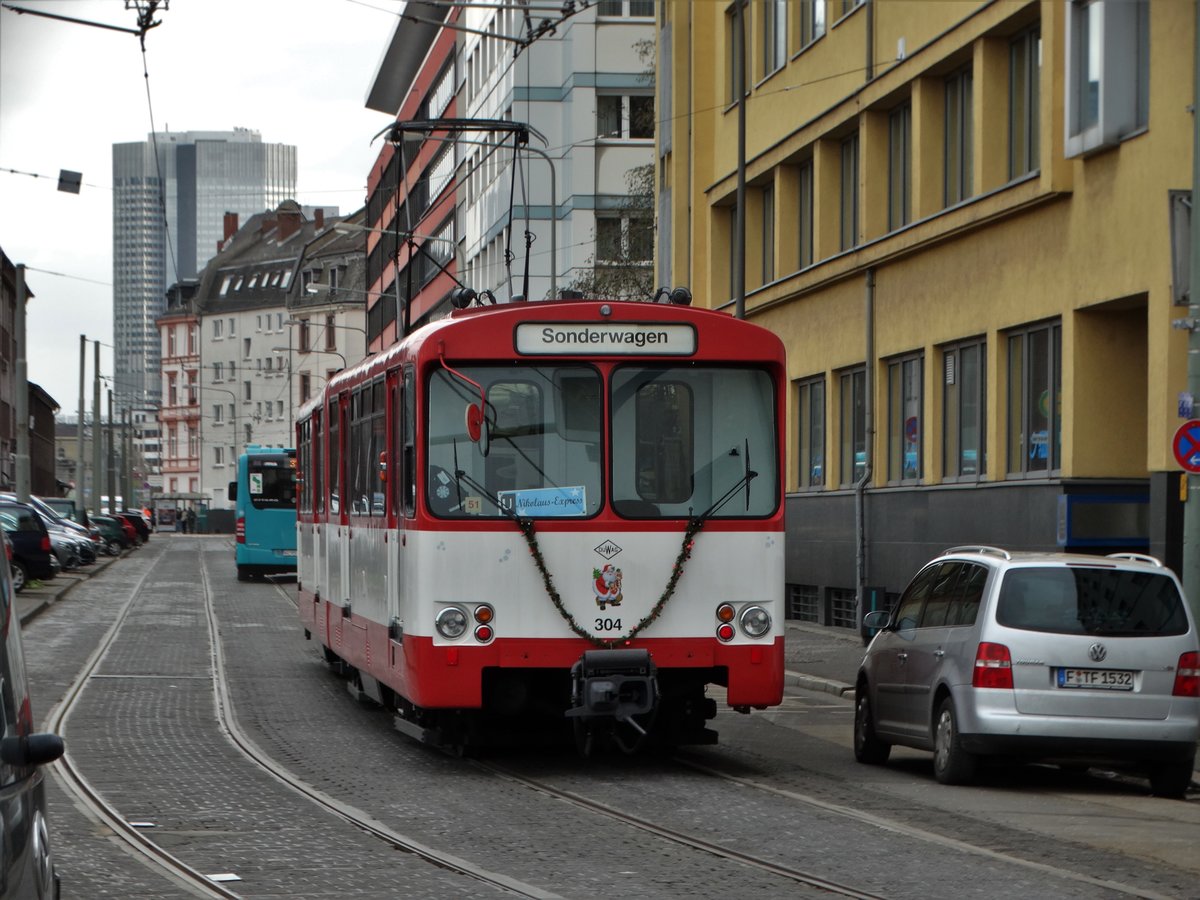 VGF Düwag U2 Wagen 304 verlässt am 09.12.17 in Frankfurt den VGF Betriebshof Gutleut als Nikolaus Express von einen Gehweg aus fotografiert. Auf den Straßenbahngleisen was schon besonders ist