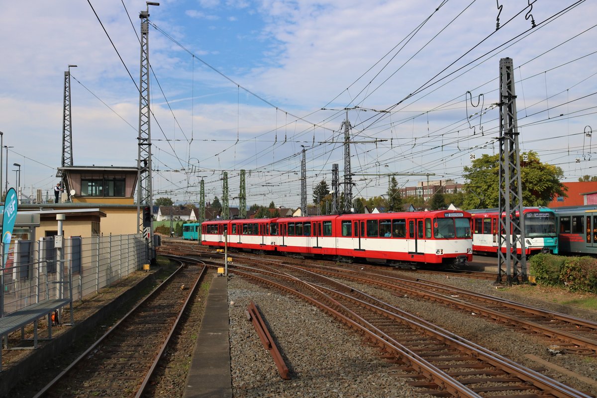 VGF Düwag U2 Wagen 304+305 kommt am 06.10.18 in Frankfurt Heddernheim auf Gleis 3 an vom Bahnsteig aus fotografiert
