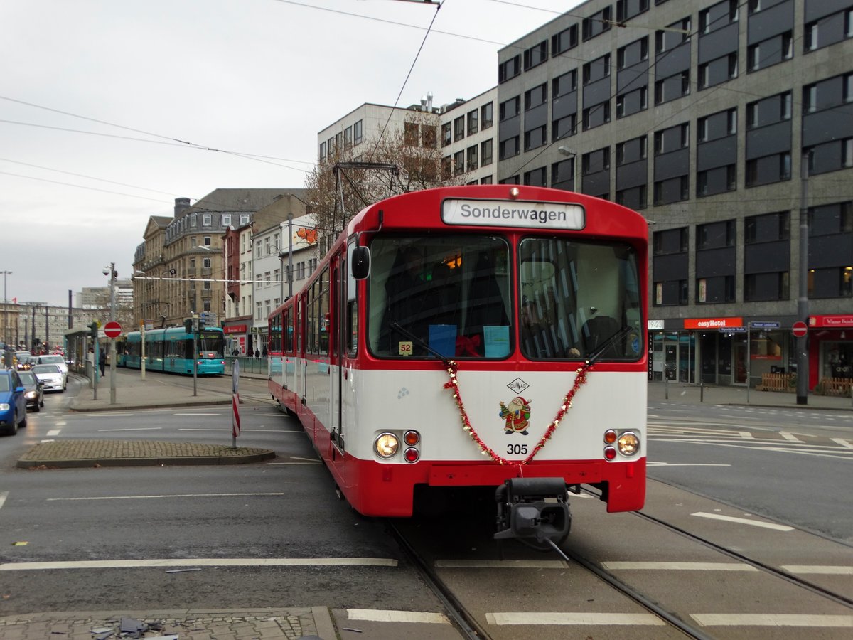 VGF Düwag U2 Wagen 305 als Nikolaus Express am 09.12.17 in Frankfurt Platz der Republik auf den Straßenbahngleisen was schon besonders ist