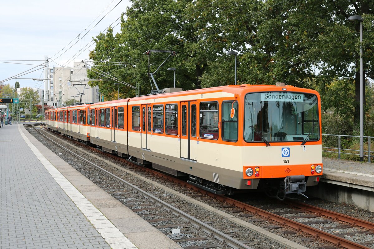VGF Düwag U3 Wagen 151+152+153 am 17.10.21 in Frankfurt Industriehof 