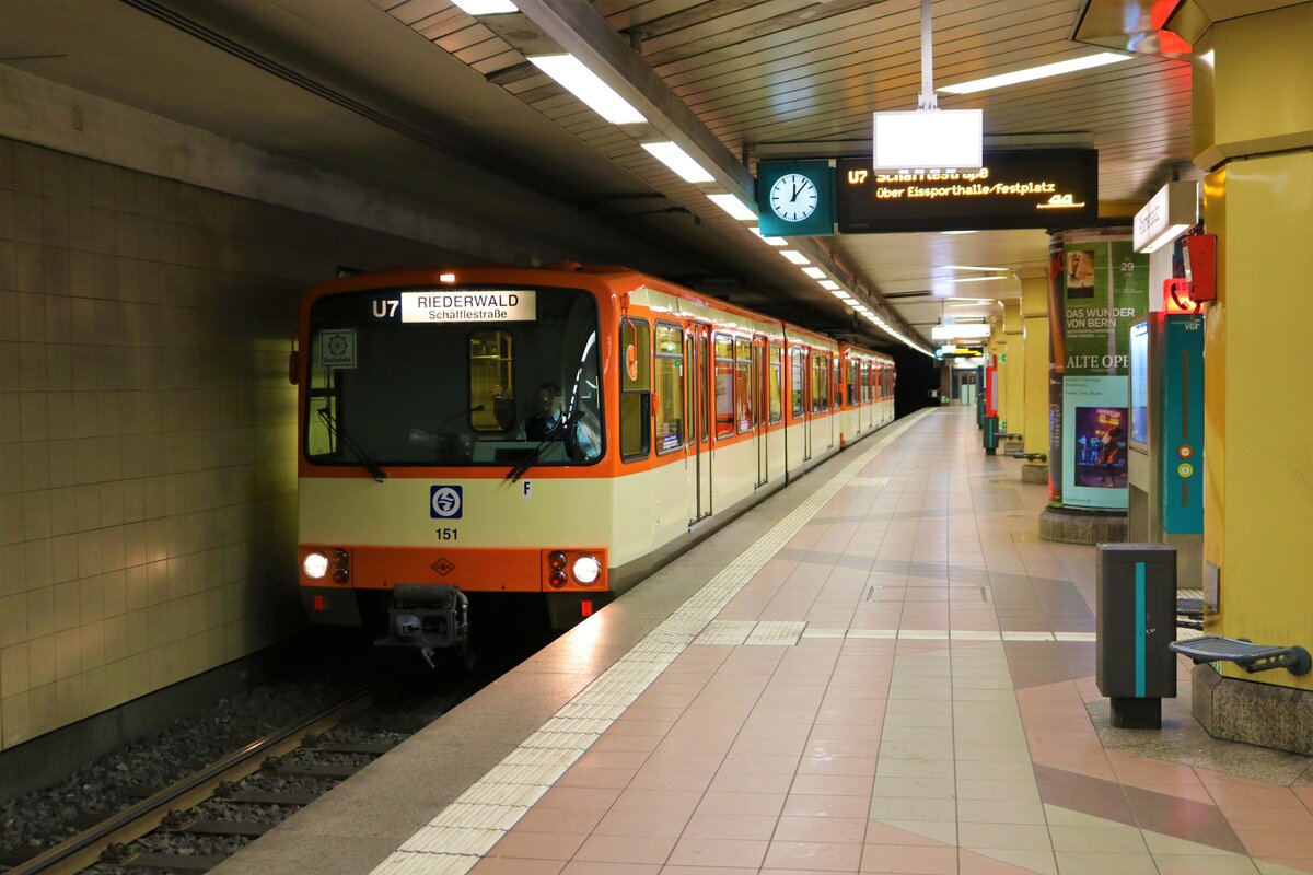 VGF Düwag U3 Wagen 151+153 am 01.04.23 auf der Linie U7 in Frankfurt am Main