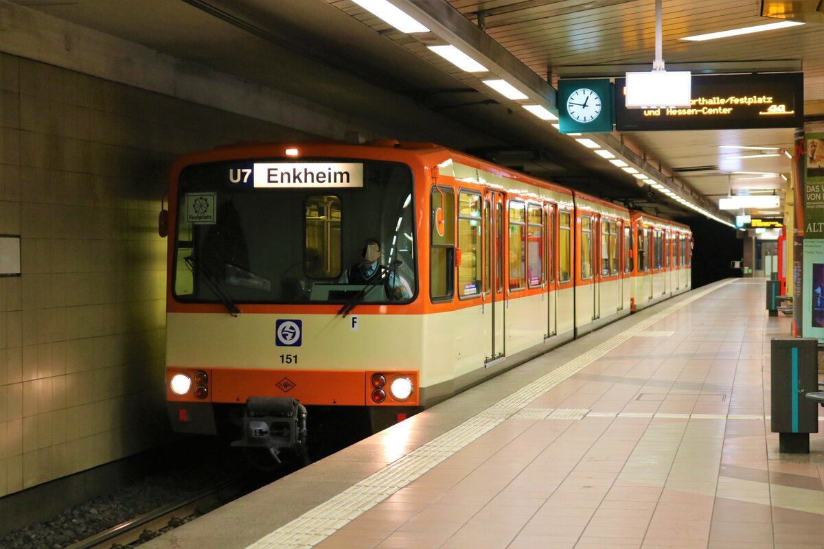 VGF Düwag U3 Wagen 151+153 am 01.04.23 auf der Linie U7 in Frankfurt am Main