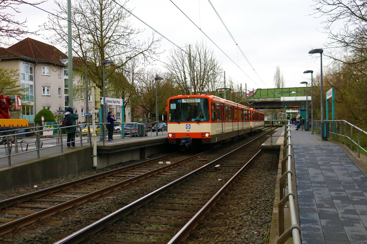 VGF Düwag U3 Wagen 151+153 am 01.04.23 auf der Linie U7 in Frankfurt am Main