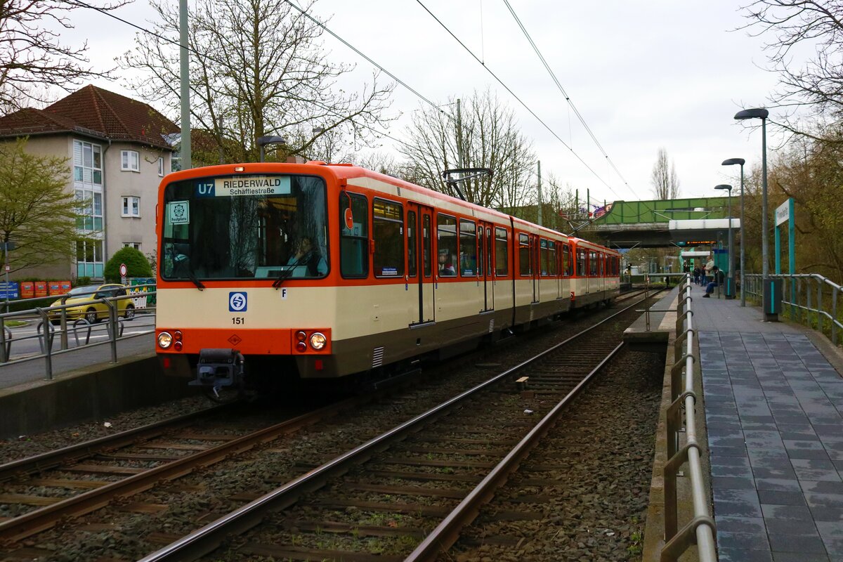VGF Düwag U3 Wagen 151+153 am 01.04.23 auf der Linie U7 in Frankfurt am Main