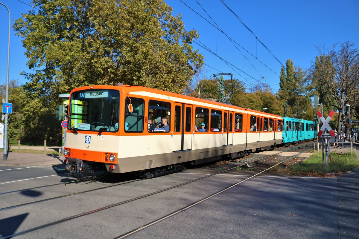 VGF Düwag U3 Wagen 151+4xx am 13.10.18 zur U3 Wagen Abschiedsfahrt in Frankfurt am Main Schäfflestraße von einen Gehweg aus fotografiert