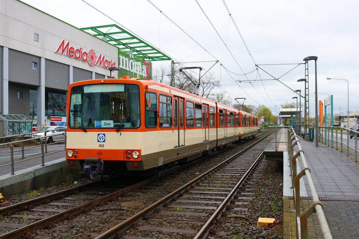 VGF Düwag U3 Wagen 153+151 am 01.04.23 auf der Linie U7 in Frankfurt am Main