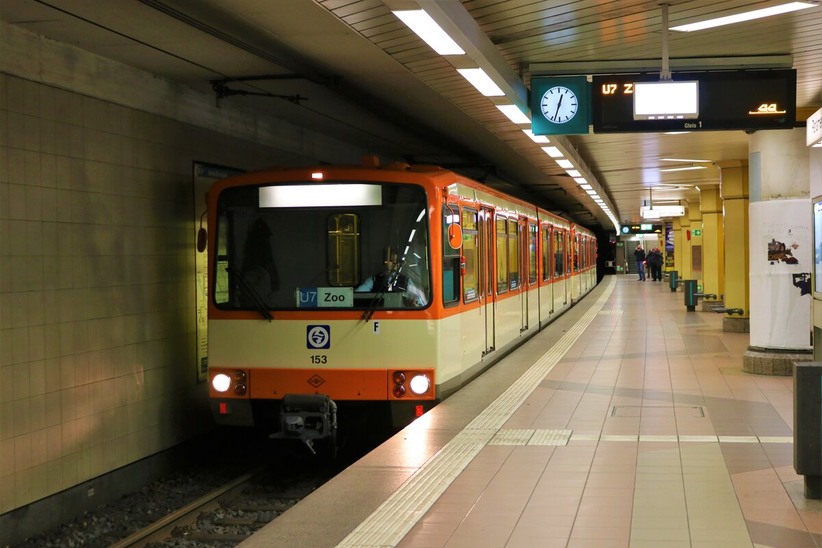 VGF Düwag U3 Wagen 153+151 am 01.04.23 auf der Linie U7 in Frankfurt am Main