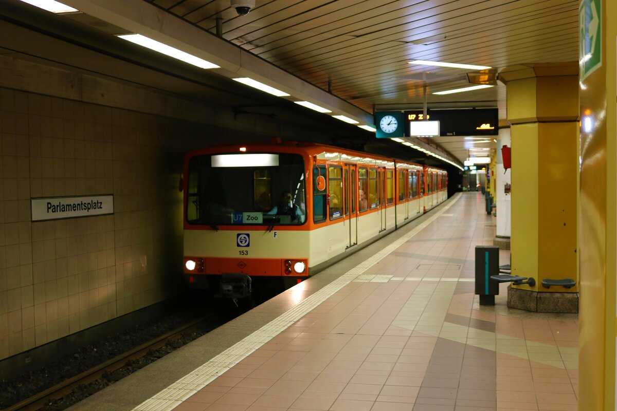 VGF Düwag U3 Wagen 153+151 am 01.04.23 auf der Linie U7 in Frankfurt am Main
