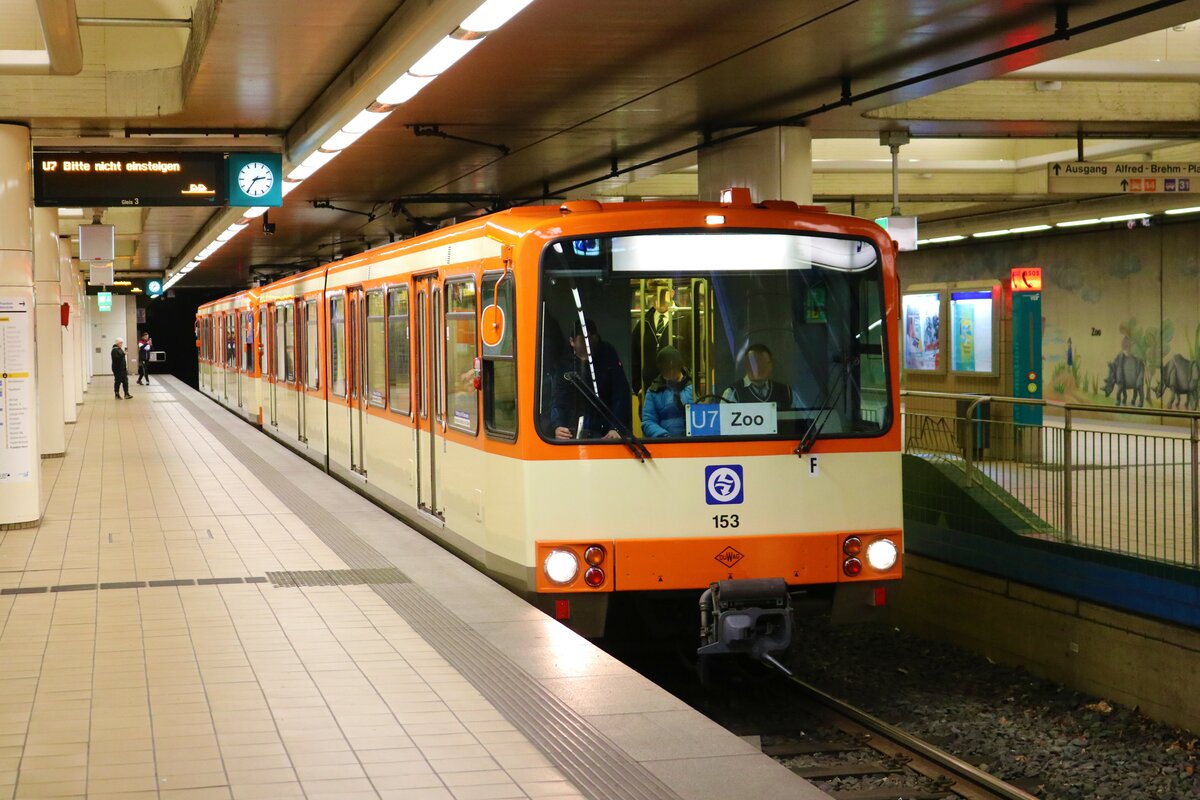 VGF Düwag U3 Wagen 153+151 am 01.04.23 auf der Linie U7 in Frankfurt am Main
