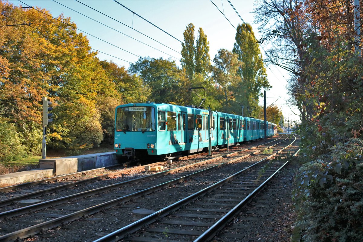 VGF Düwag U3 Wagen 466 mit Wagen 151 am Ende in Frankfurt Riederwald Schäfflestraße Wendeanlage am 13.10.18 zum U3 Wagen Abschied von einen Gehweg aus fotografiert 
