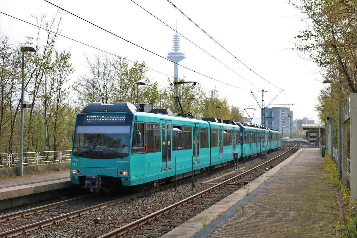 VGF Düwag U4 Wagen 501+5xx+5xxx als U1 am 06.04.19 in Frankfurt Niddapark 