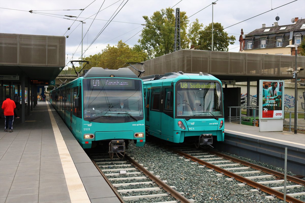 VGF Düwag U4 Wagen 510 und Bombardier U5-50 Wagen 842 am 05.10.19 in Frankfurt Heddernheim 