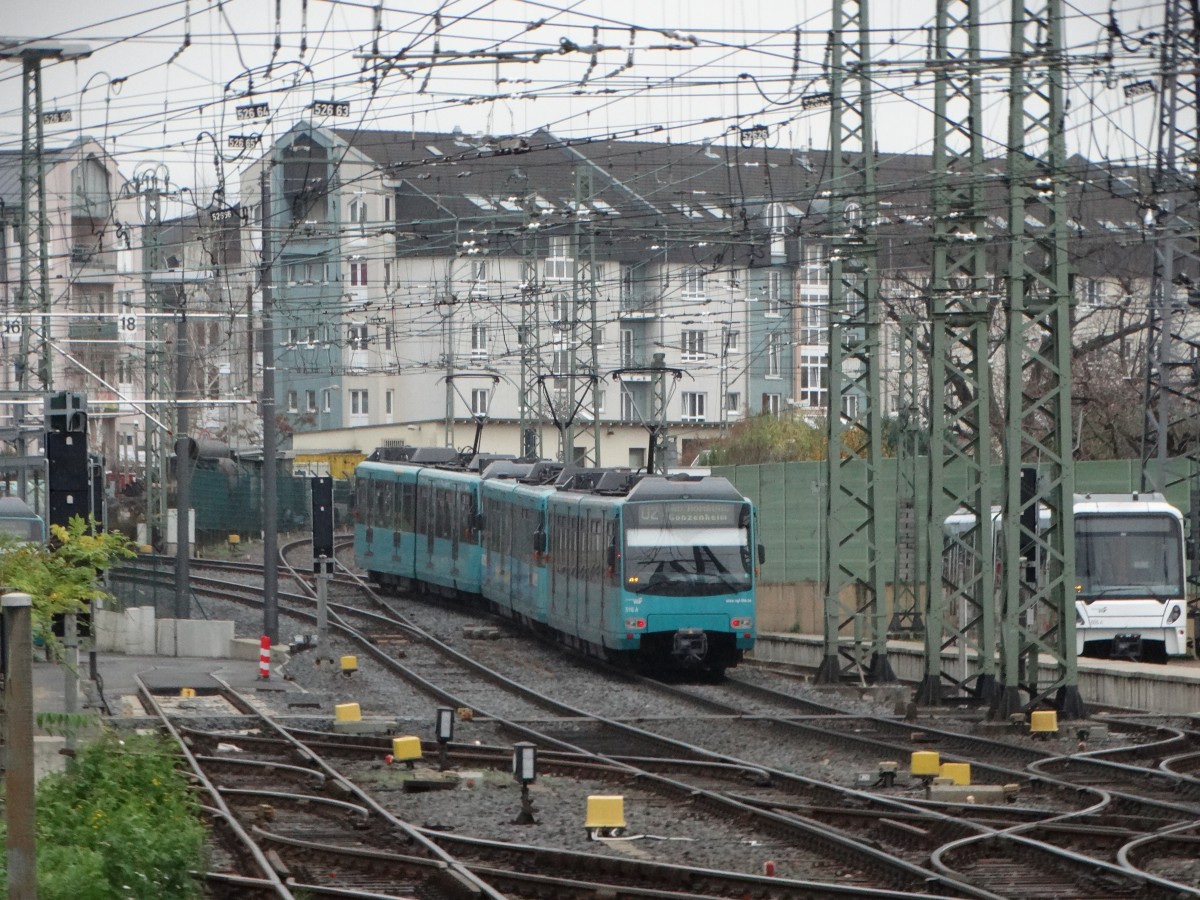 VGF Düwag U4 Wagen 516 velassen am 21.11.15 Frankfurt Heddernheim