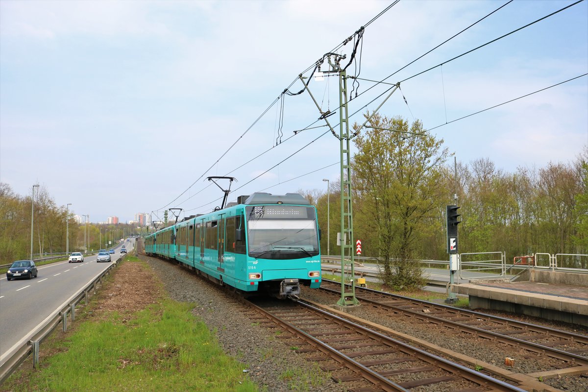 VGF Düwag U4 Wagen 519+5xx+5xxx als U1 am 06.04.19 in Frankfurt Niddapark 