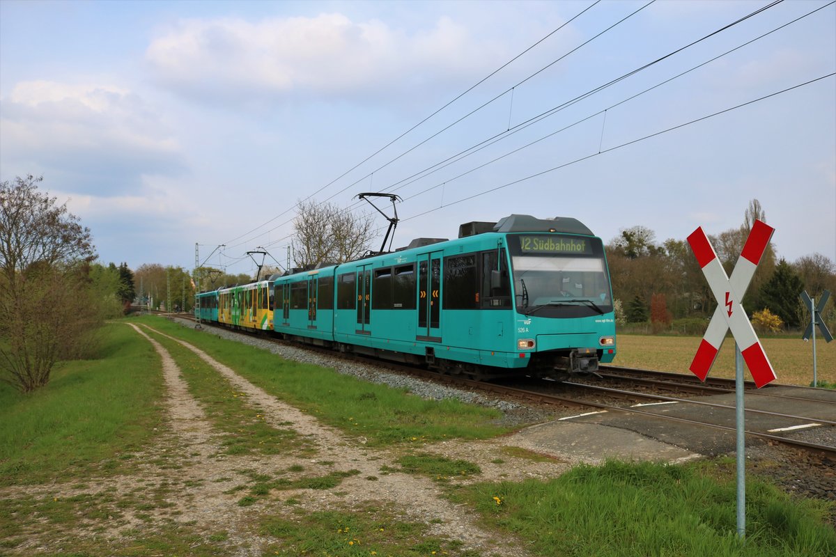 VGF Düwag U4 Wagen 526+530+5xx am 13.04.19 in Frankfurt am Main Kalbach als U2