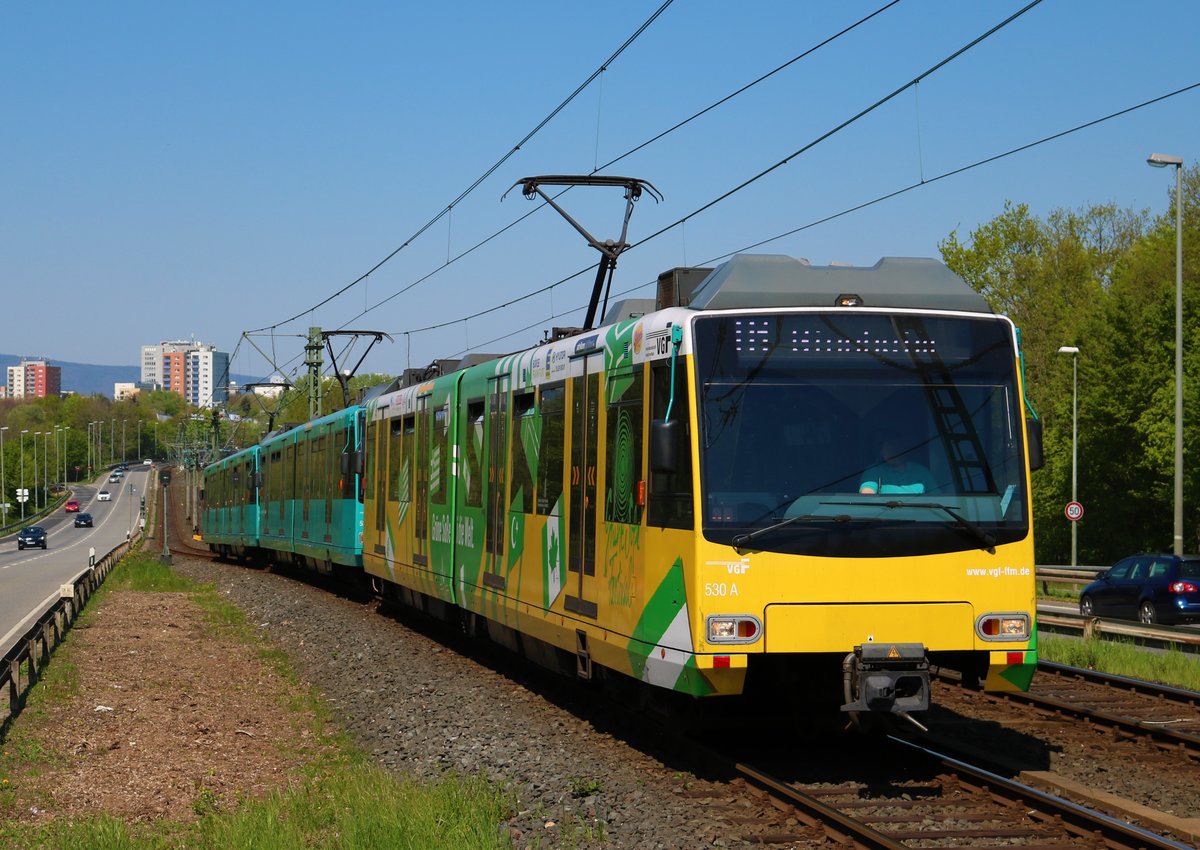 VGF Düwag U4 Wagen 530 Grüne Soße Vollwerbung am 20.04.19 in Frankfurt am Main Niddapark als U1 vom Bahnsteig aus fotografiert