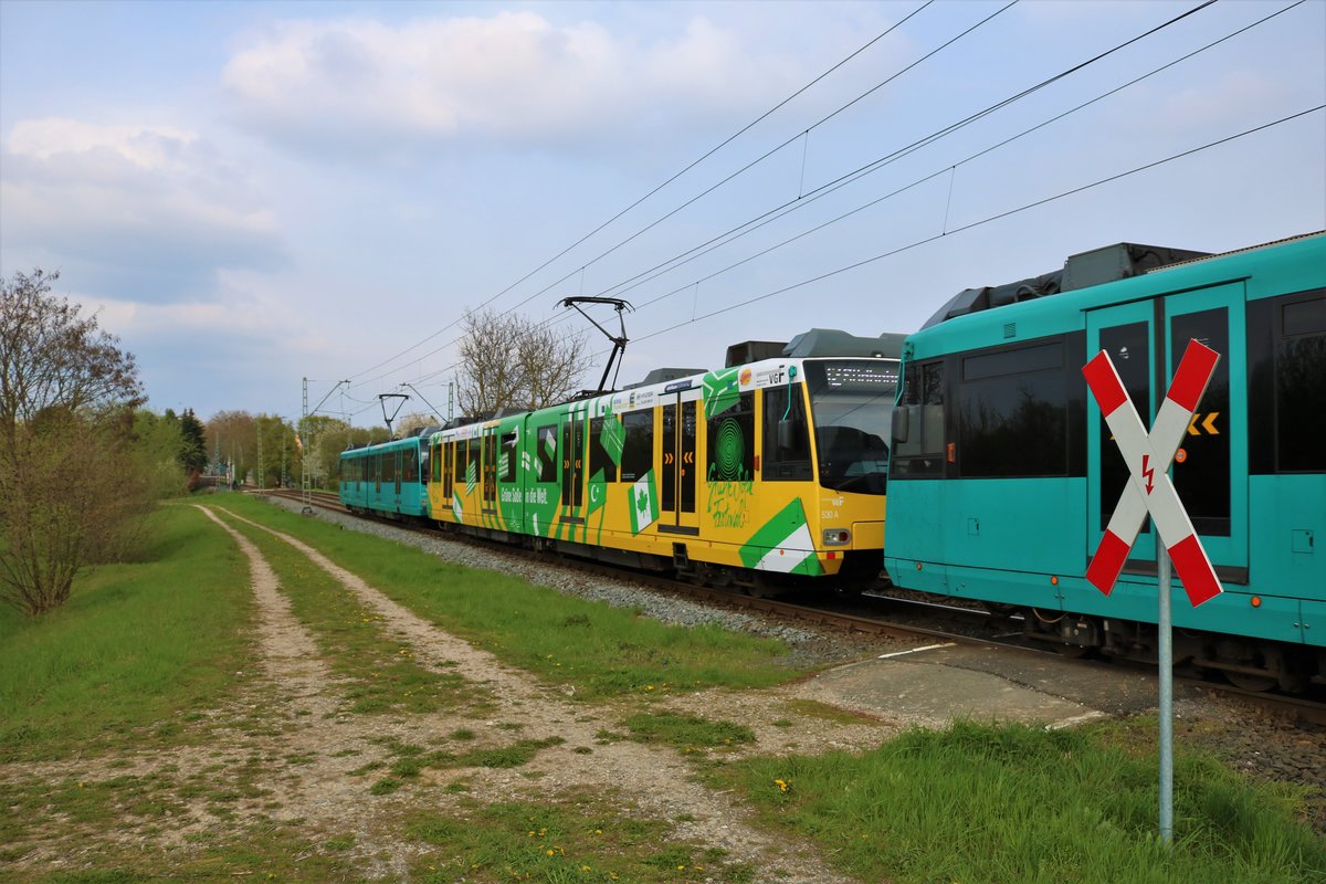 VGF Düwag U4 Wagen 530+5xx am 13.04.19 in Frankfurt am Main Kalbach als U2