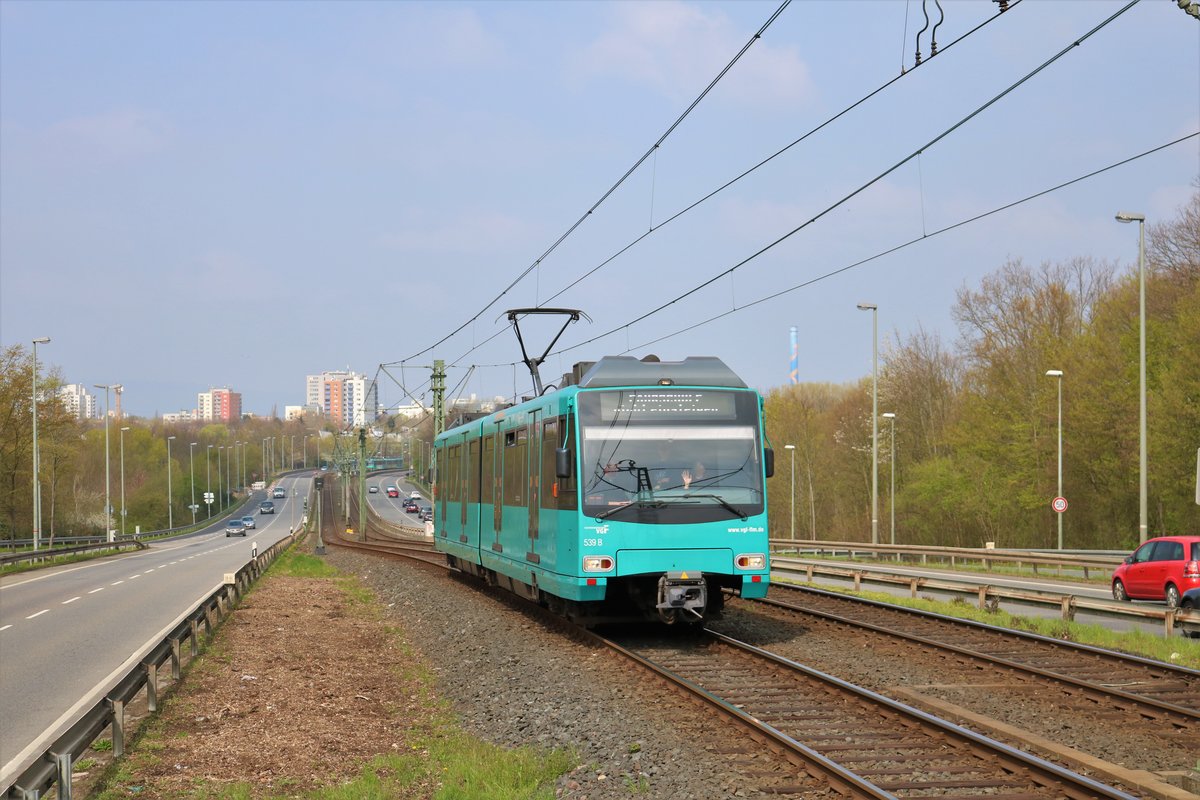 VGF Düwag U4 Wagen 539 als Fahrschule am 06.04.19 in Frankfurt Niddapark vom Bahnsteig aus fotografiert
