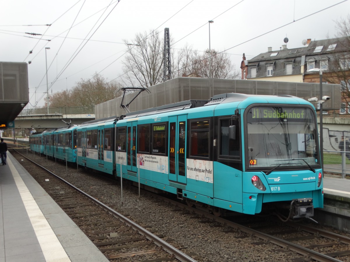 VGF Düwag U4 Wagen kann man auch mit U5 Wagen koppeln wie man am 21.11.15 in Frankfurt Heddernheim sehen kann