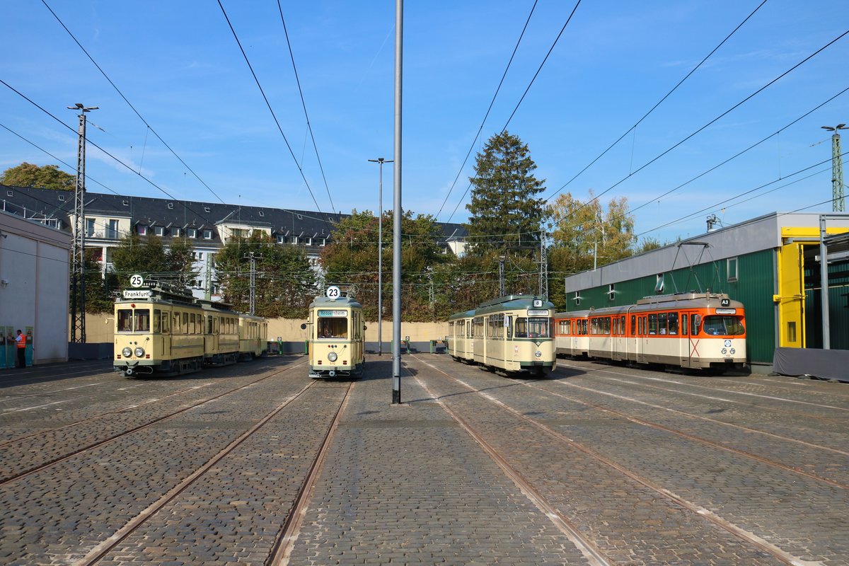 VGF Fahrzeugparade zum Jubiläum 50 Jahre U-Bahn Frankfurt am Main am 06.10.18 in Heddernheim mit V-Wagen 400, H-Wagen 510,Düwag L-Wagen 124+Beiwagen 1242 und Düwag M-Wagen 102+Beiwagen 1804 