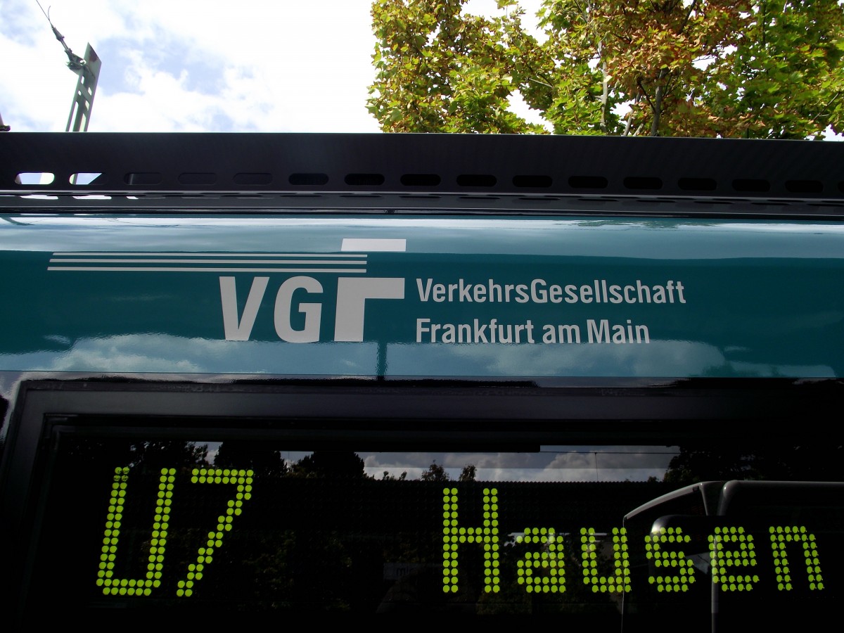 VGF Logo und Matrix Anzeige eines U5-Wagen der VGF am 13.09.13 in Enkheim 