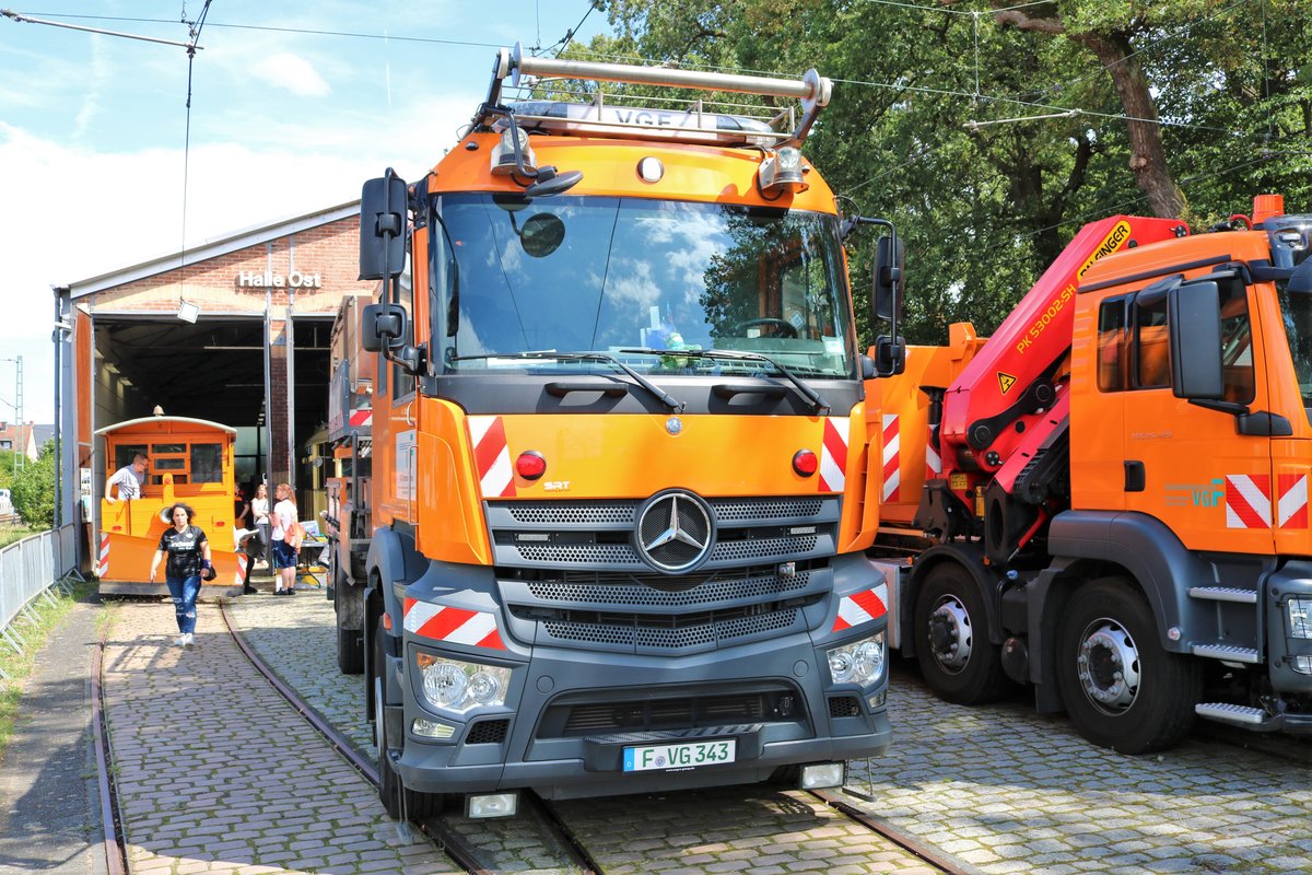 VGF Mercedes Benz Arocs Turmdrehwagen am 11.08.19 in Frankfurt beim Sommerfest des Straßenbahn Museums